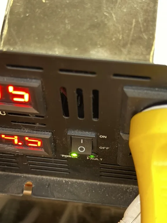 逆變器側邊黑色翹板開關近拍，旁邊標示 ON 與 OFF，是跳電後重新啟動的開關