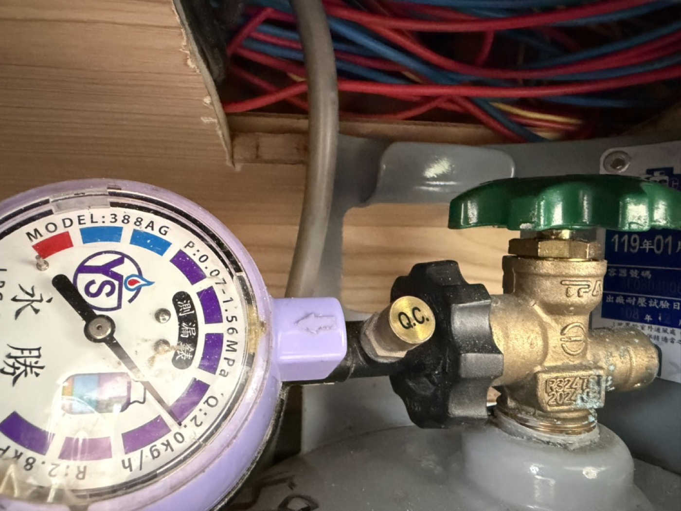 Taipei campervan LP regulator and pressure gauge close-up—main shutoff valve and safe operation points.
