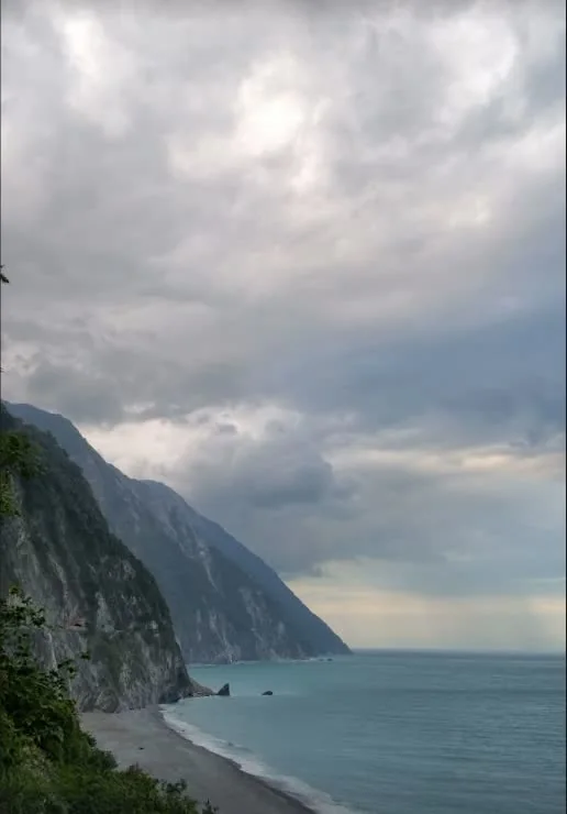 陰雲下的清水斷崖沿太平洋延伸，是以色列旅客從東澳前往花蓮途中拍下的東海岸地景