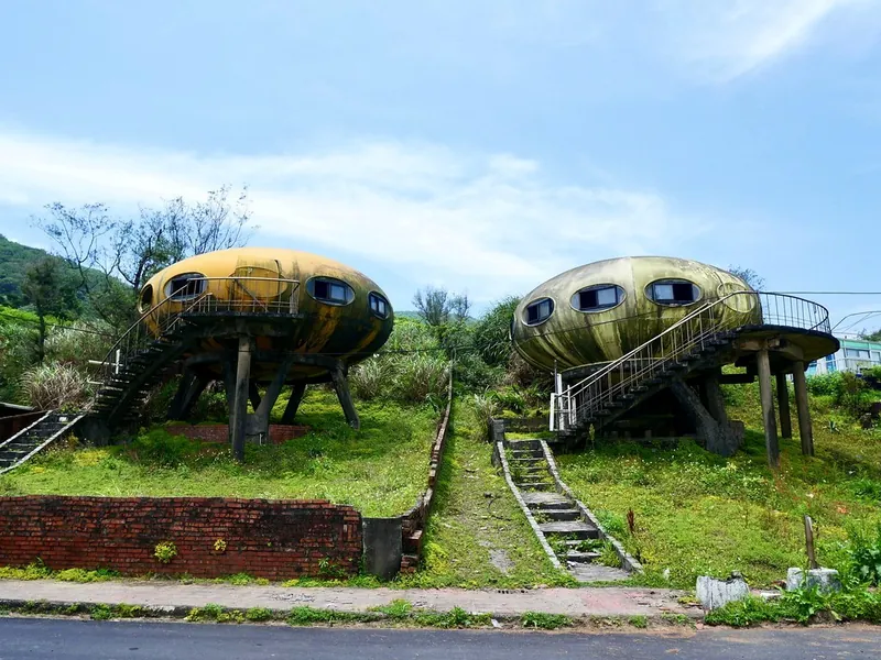 On-site scenery and campervan overnight setting at New Taipei｜Feicui Bay UFO Houses