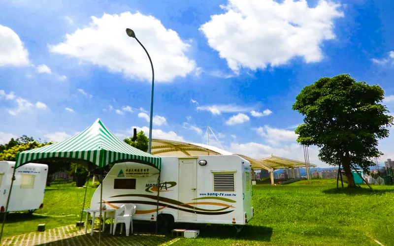 On-site scenery and campervan overnight setting at Taipei｜Huazhong Riverside Campground