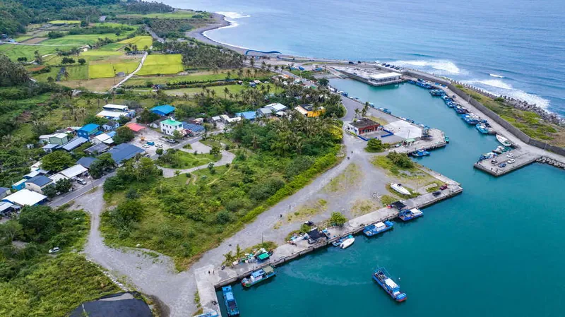 On-site scenery and campervan overnight setting at Taitung Donghe｜Jinzun Fishing Port Coast